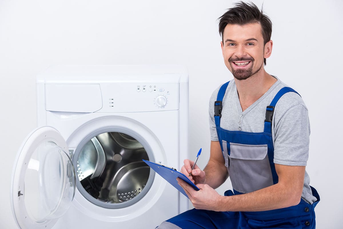 Técnico reparando secadora a domicilio en Tenerife