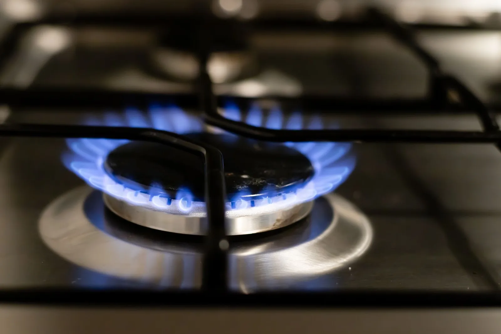 Llama azul de un quemador de una cocina de gas