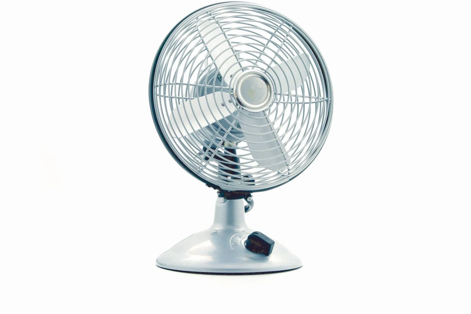 Ventilador de mesa de metal gris con aspas plateadas y un interruptor negro en la base, sobre fondo blanco